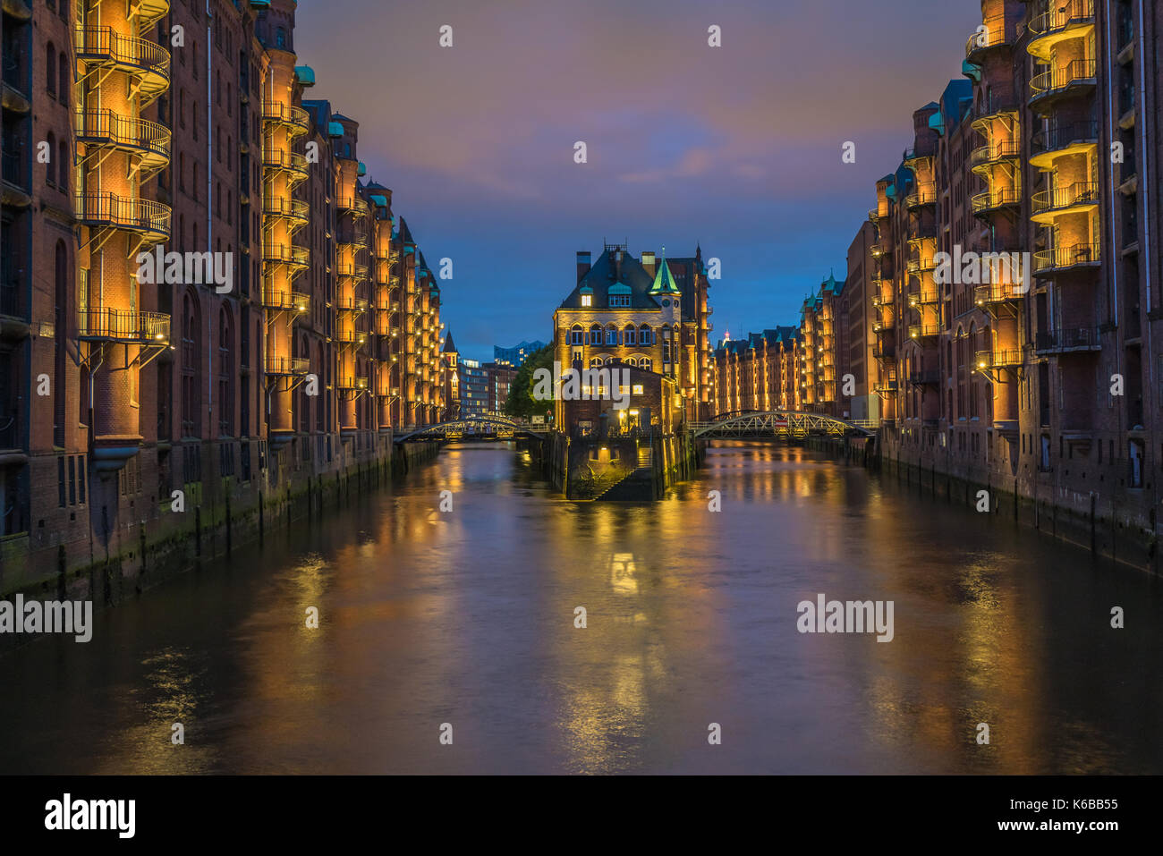 Château d'eau dans le vieux quartier d'entrepôts ou de Speicherstadt, Hambourg, Allemagne Banque D'Images