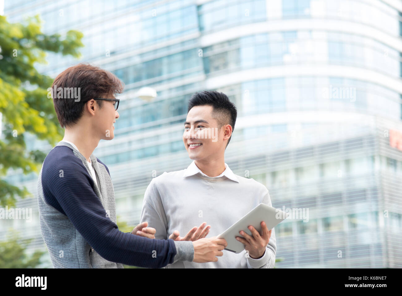 Affaires asiatiques discuter de l'information sur tablet computer Banque D'Images