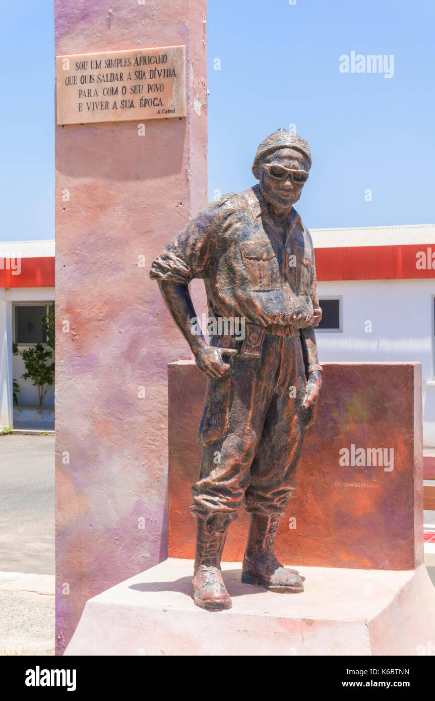 Cap vert Sal Aéroport Amílcar Cabral de statue à l'extérieur de l'entrée de départs Amílcar Cabral International Airport L'île de Sal Cap Vert Afrique Banque D'Images