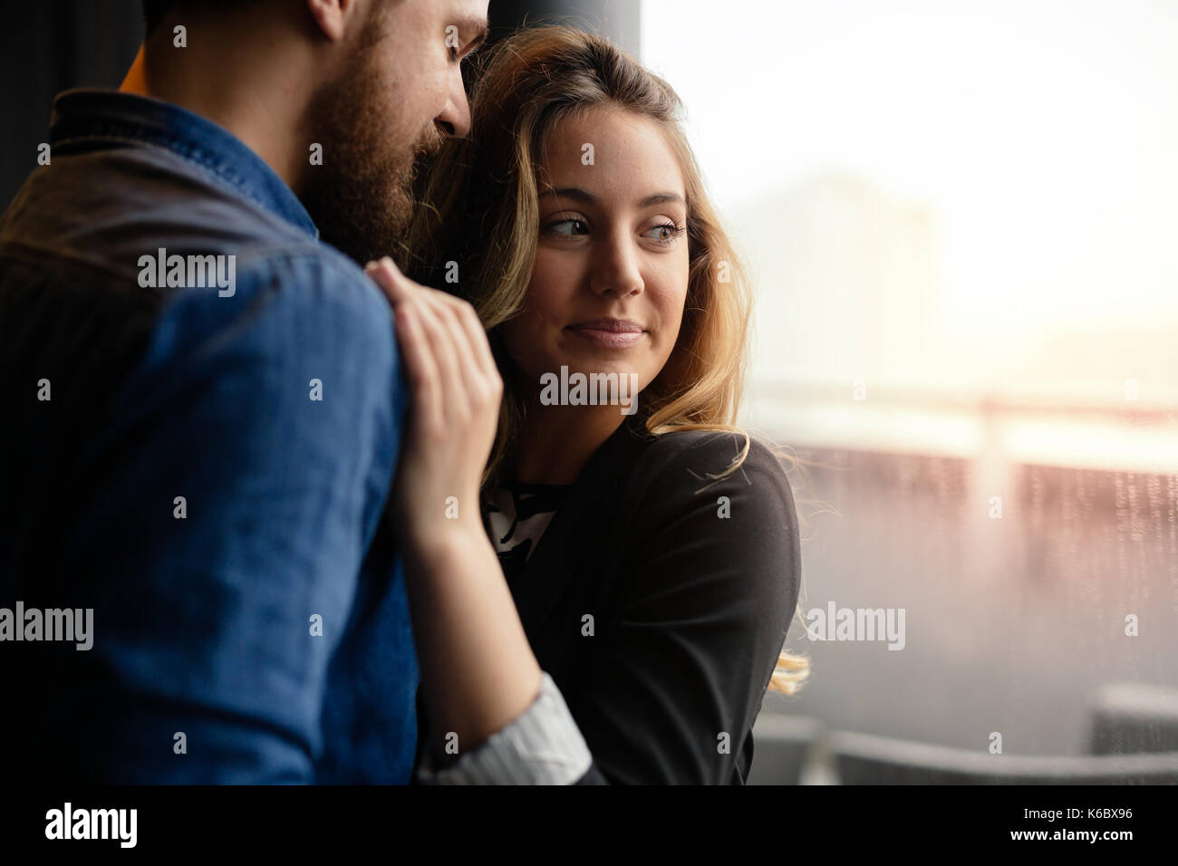 Heureux couple hugging et le partage d'émotions Banque D'Images