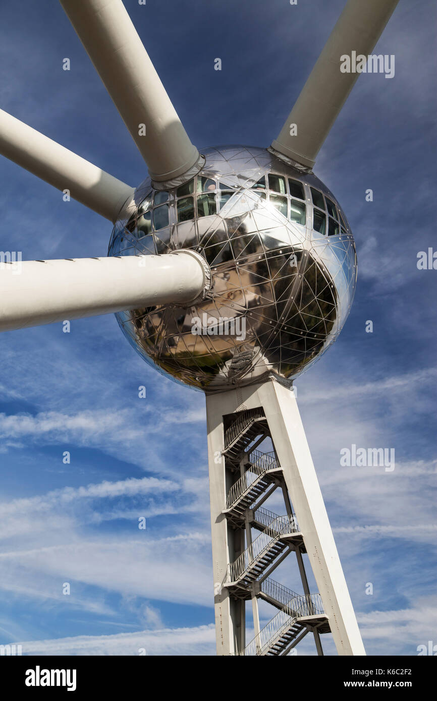 Les connexions d'une sphère de l'Atomium à Bruxelles, Belgique. conçu par André Waterkeyn et André et Jean Polak. Banque D'Images