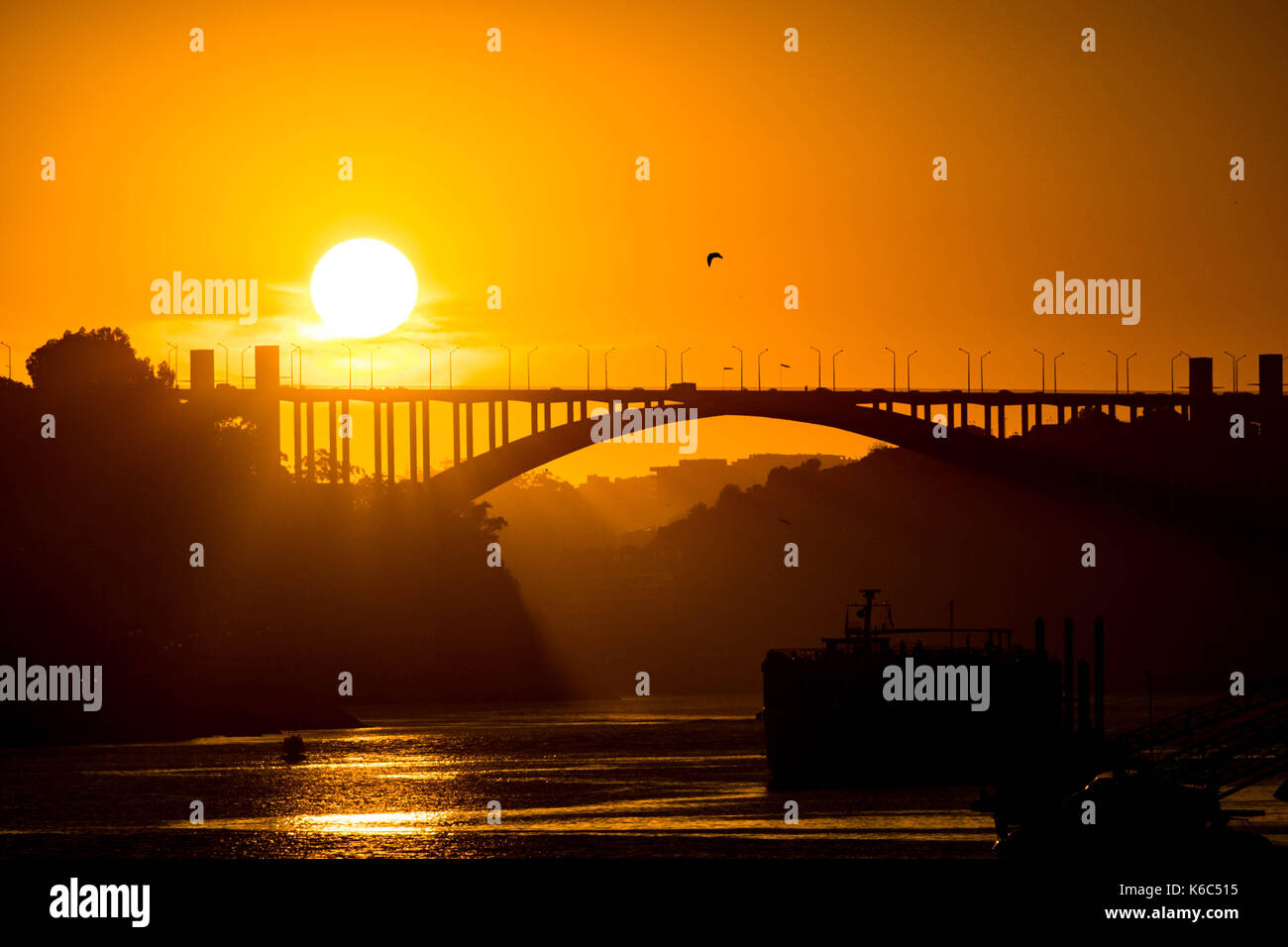 Légende du coucher du soleil à la ville de Porto, Portugal. Banque D'Images