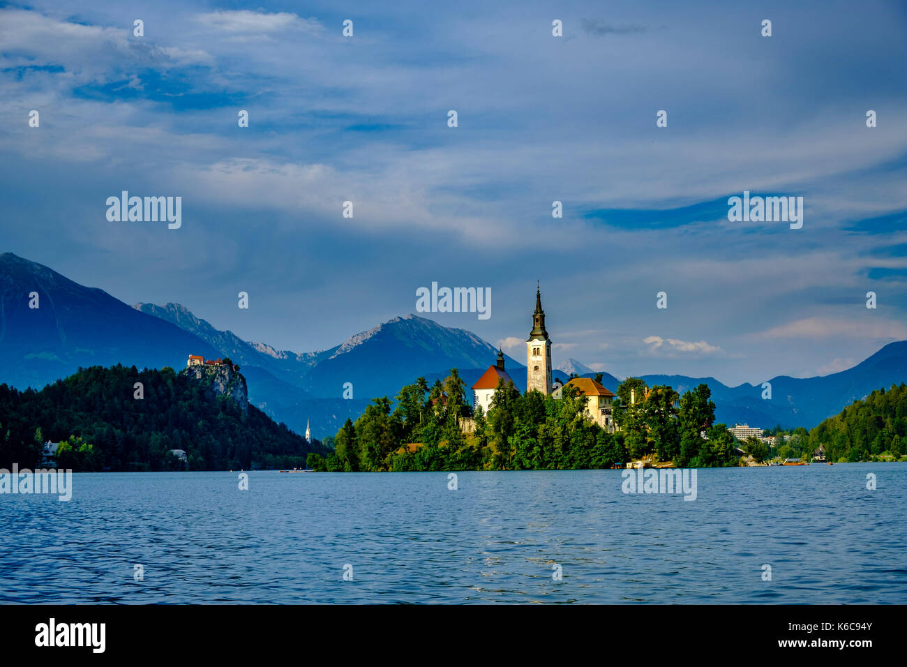 L'île de bled, Blejski Otok, avec l'église de pèlerinage dédiée à l'assomption de Marie vu à travers le lac blejsko jezero, Bled Banque D'Images