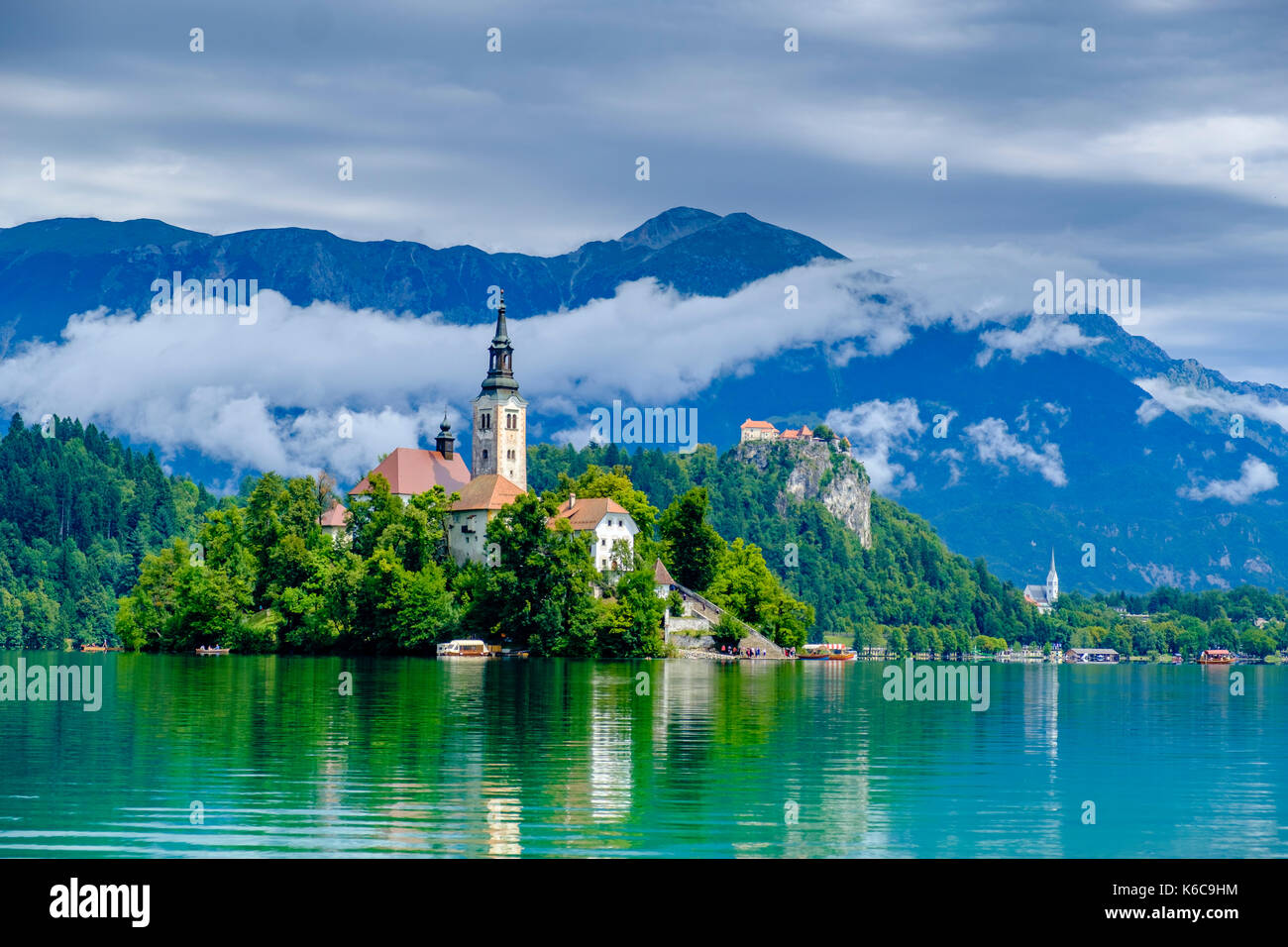 L'île de bled, Blejski Otok, avec l'église de pèlerinage dédiée à l'assomption de Marie vu à travers le lac blejsko jezero, Bled Banque D'Images