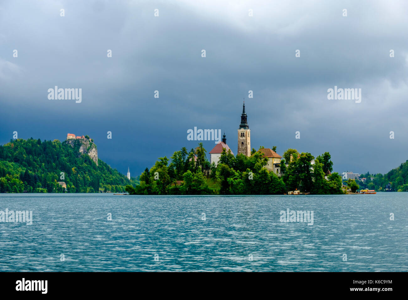 L'île de bled, Blejski Otok, avec l'église de pèlerinage dédiée à l'assomption de Marie vu à travers le lac blejsko jezero, Bled Banque D'Images