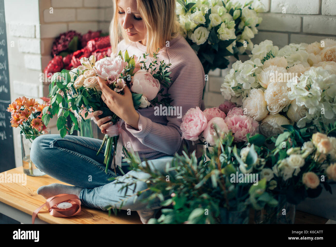 Un Fleuriste à La Lumière Du Jour Woman Holding Beau