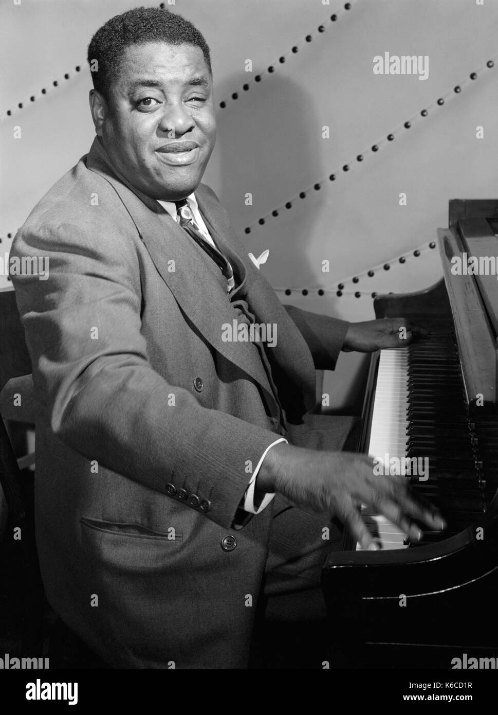 Art TATUM (1909-1956) pianiste de jazz américain à la vogue Room i New York vers 1947. Photo: William Gottlieb Banque D'Images