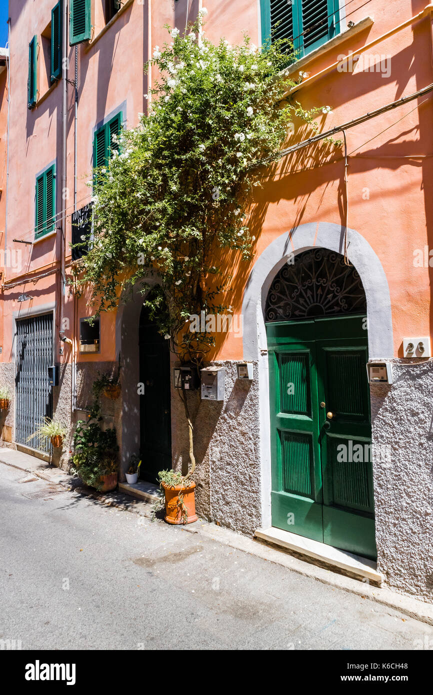 La porte en bois dans un village italien Banque D'Images