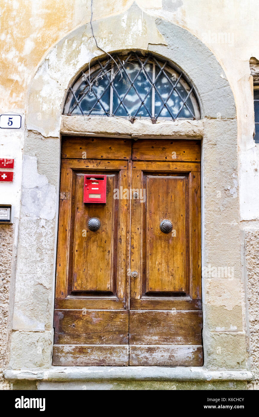 La porte en bois dans un village italien Banque D'Images