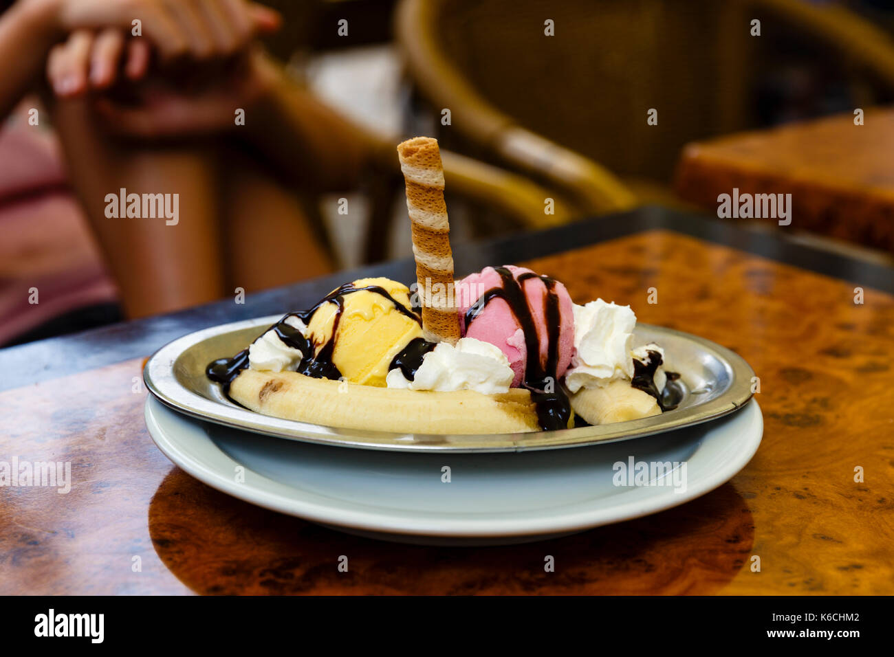 La crème glacée de la banane et des saveurs de fruits différents sur une table Banque D'Images