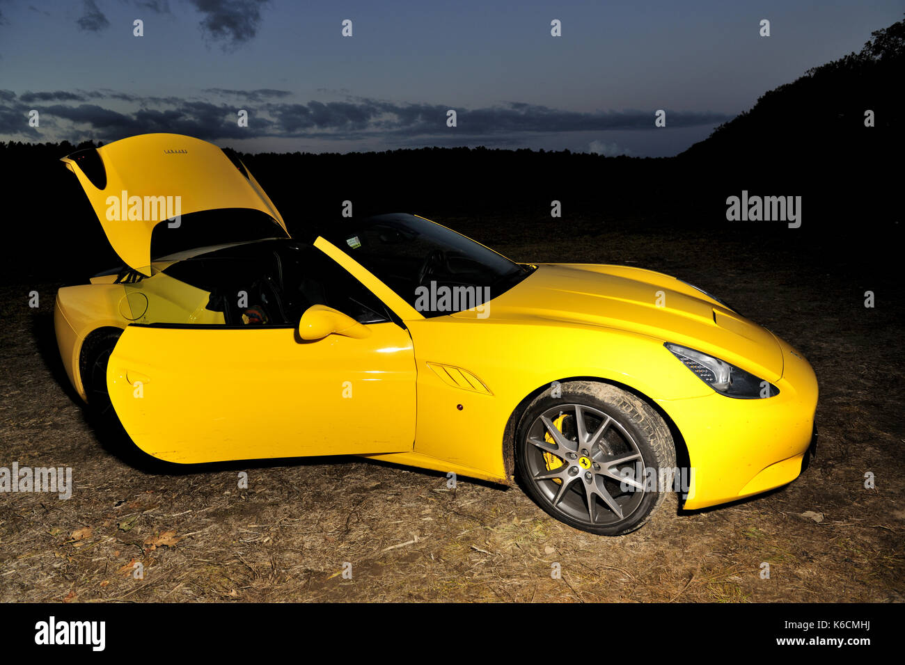 Ferrari, voiture, sport automobile, luxe, design italien, voiture de sport, piste de course automobile, voiture rapide, vitesse Ferrari, véhicule à moteur, dérive, pas de limites Banque D'Images