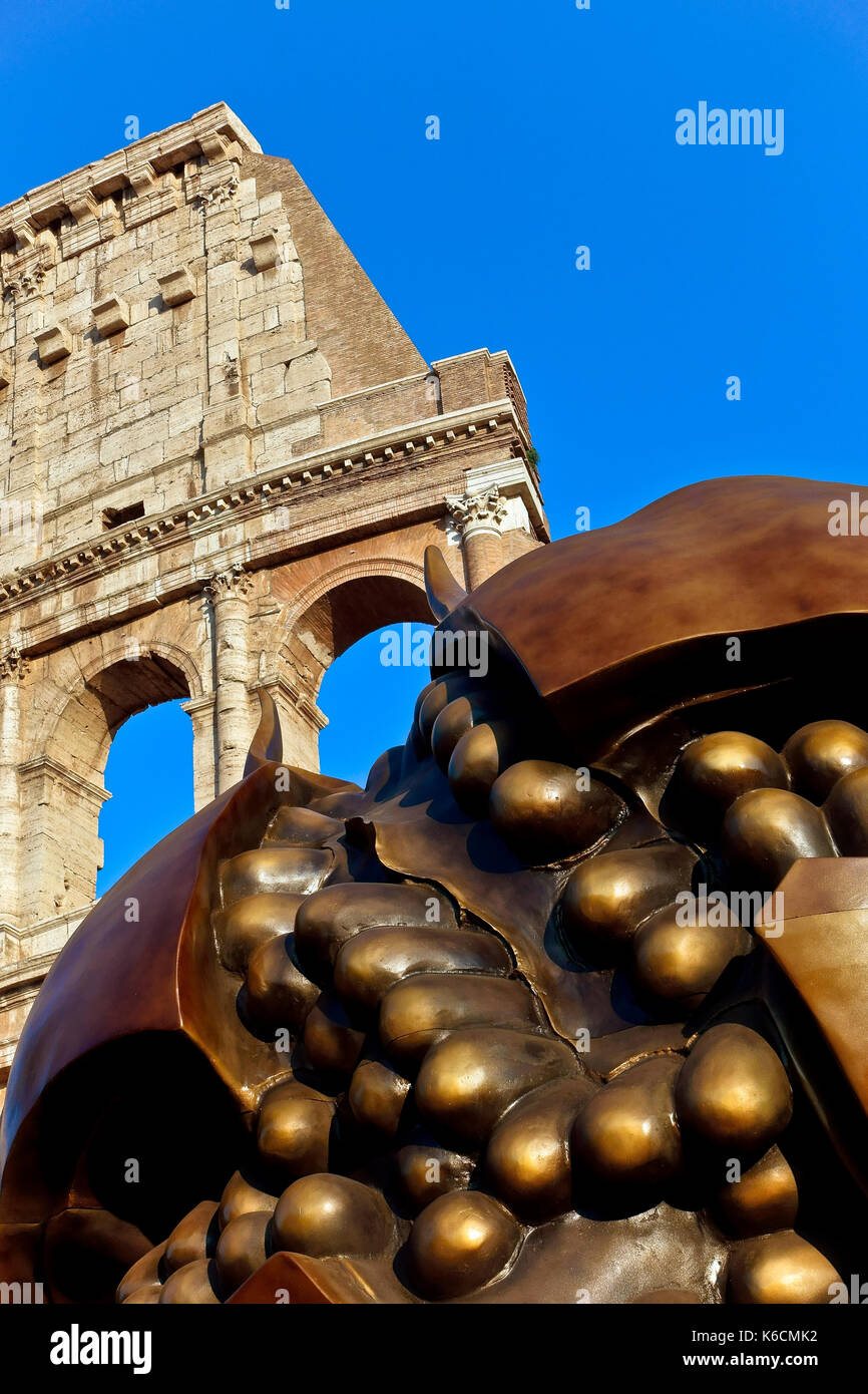 Germination-Pomegranate, une sculpture par Giuseppe Carta au Colisée.Rome, Italie, Europe. Germinazione Melagrana. Ciel bleu clair, sans nuages, copy space Banque D'Images