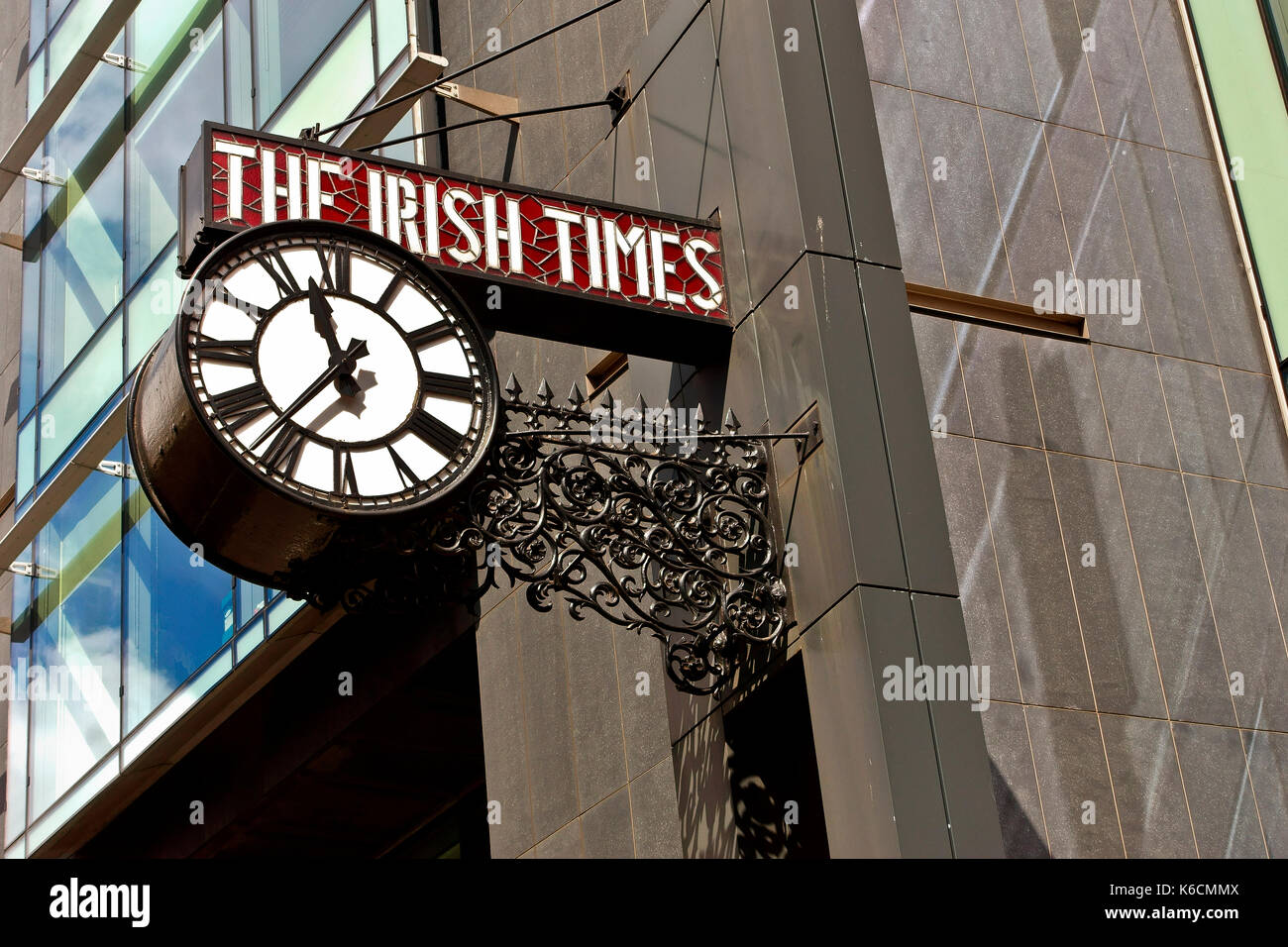 Le siège du journal Irish Times. Horloge et panneau en verre au plomb. Dublin, République d'Irlande, Europe, Union européenne, UE. Banque D'Images
