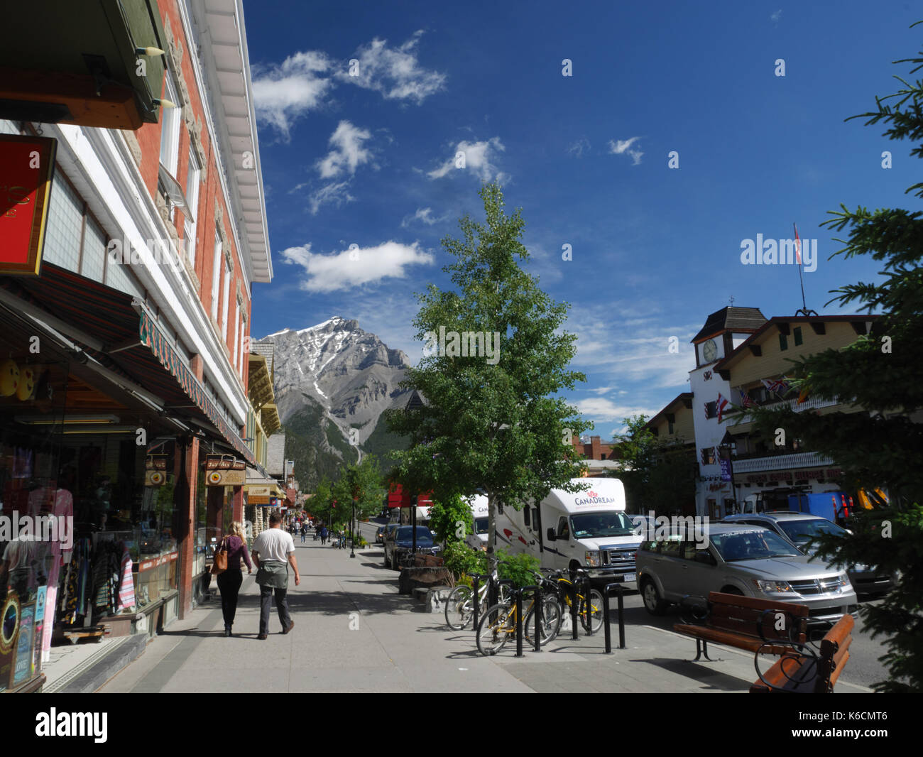 Avec l'avenue Banff Mount Norquay dans la distance, Banff, Alberta, Canada. Banque D'Images