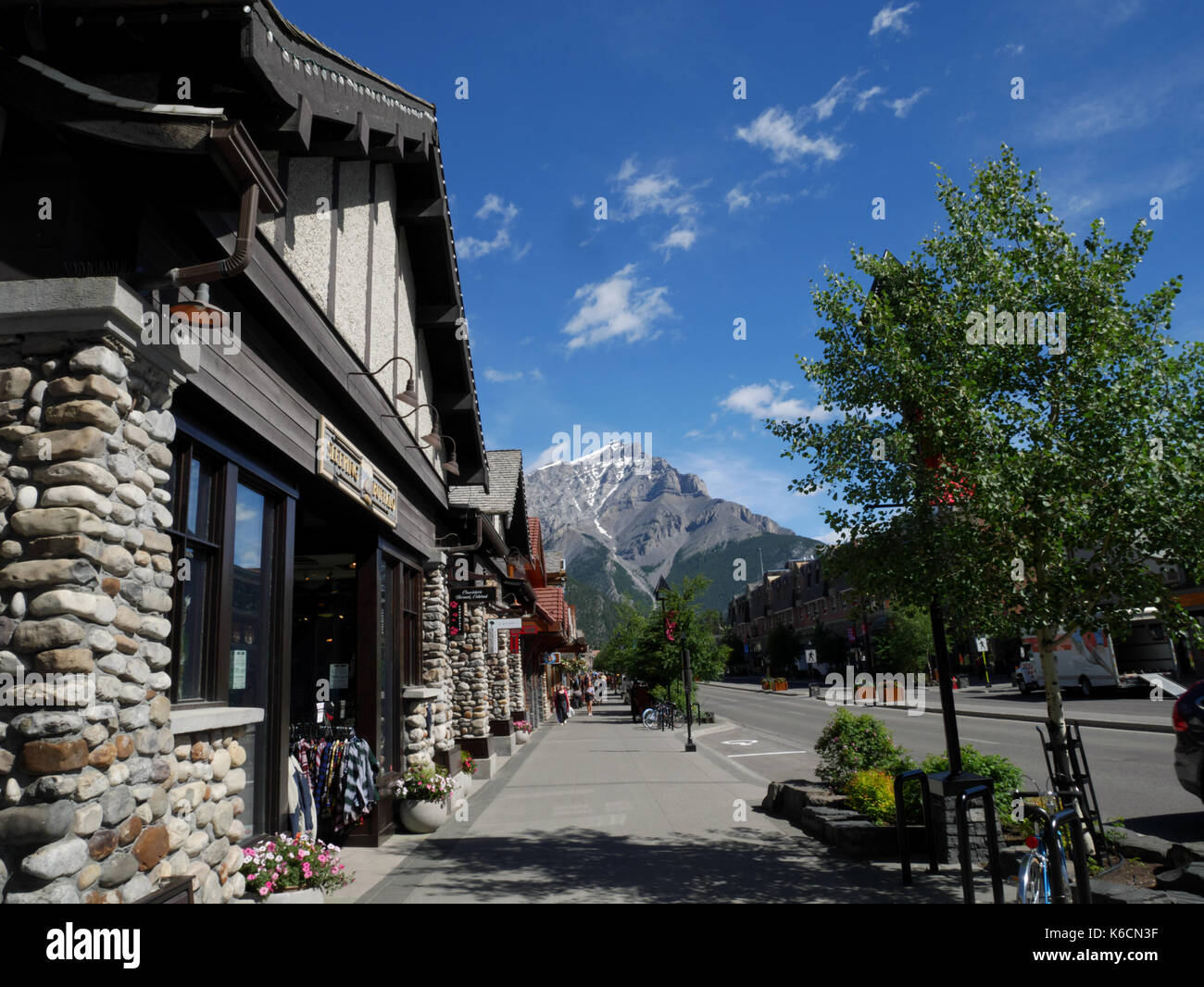 Avec l'avenue Banff Mount Norquay dans la distance, Banff, Alberta, Canada. Banque D'Images