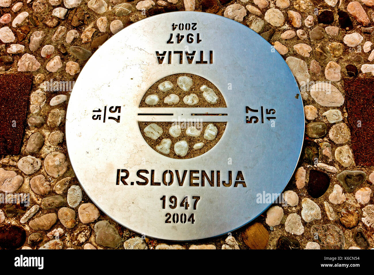 Le panneau de la frontière, entre la Slovénie et l'Italie, sur la place Transalpina. Frontière de Nova Gorica, Slovénie, Europe, Union européenne, UE. Banque D'Images