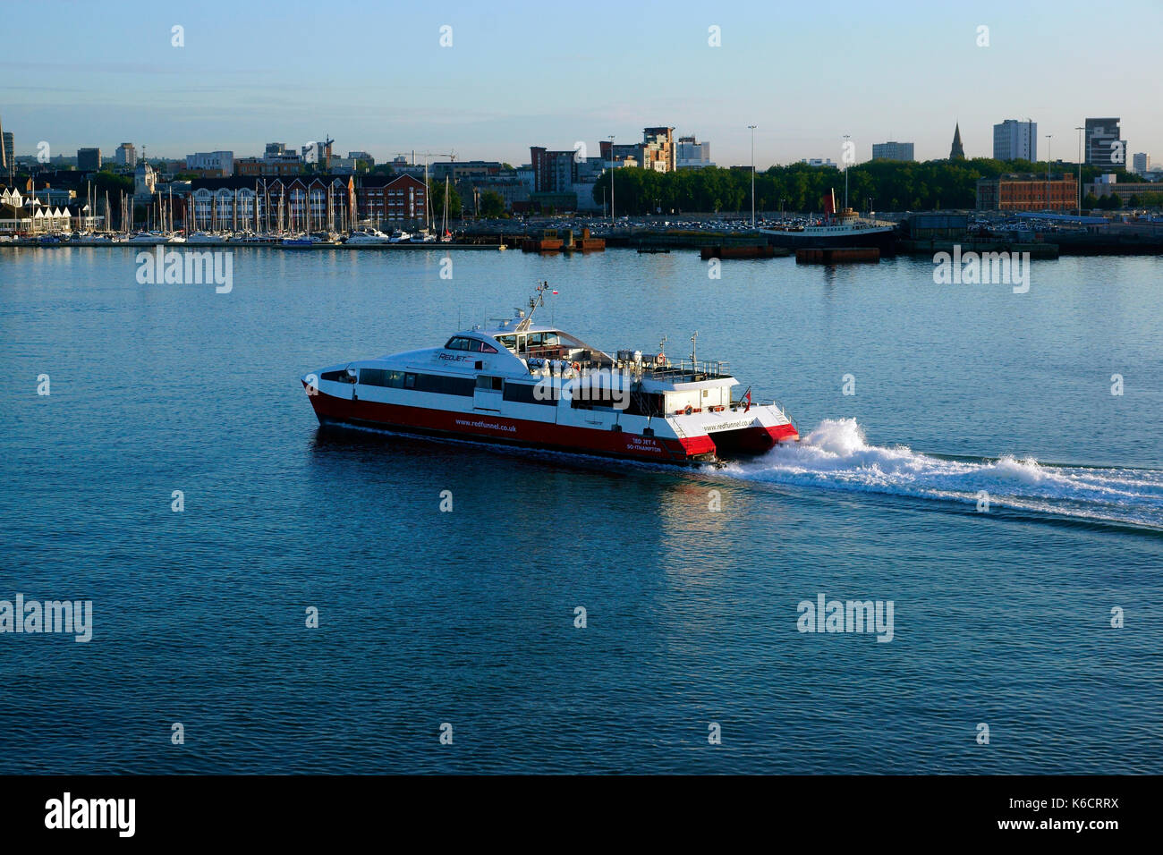 Red jet 4 39m ferry catamaran. southampton water. Banque D'Images