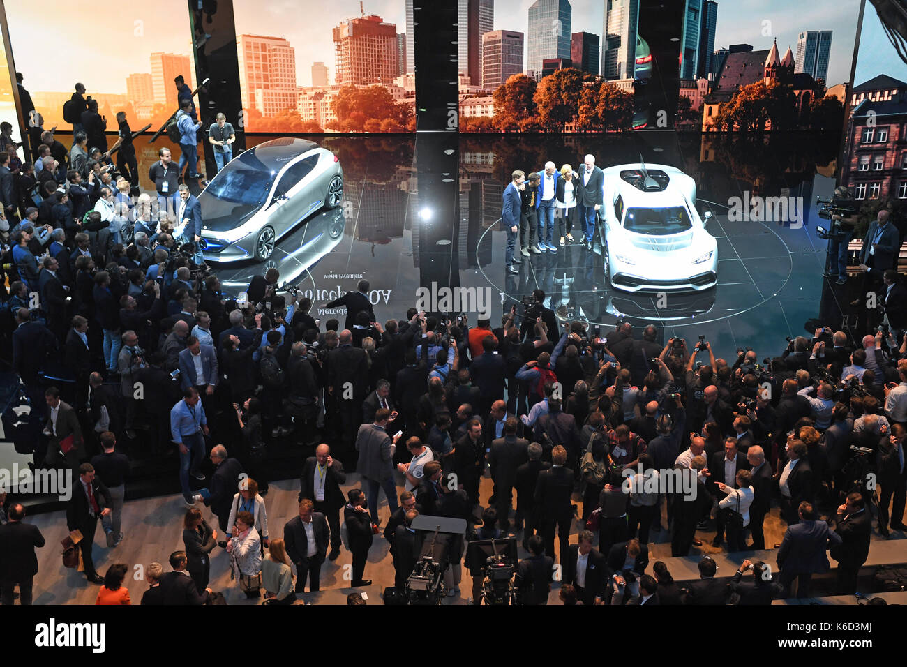 Francfort, Allemagne. 12 sep, 2017. Le concept mercedes-benz lqe (l) et l'AMG Mercedes ·un projet sont présentées à l'internationale automobil-ausstellung (IAA) (Allemagne) Salon international de l'automobile de Francfort am Main, Allemagne, 12 septembre 2017. Le salon international de l'automobile en Allemagne aura lieu du 14-24 septembre. Plus de 1 000 fabricants de près de 40 pays présentent leurs innovations au plus grand salon de l'automobile. crédit : afp photo alliance/Alamy live news Banque D'Images