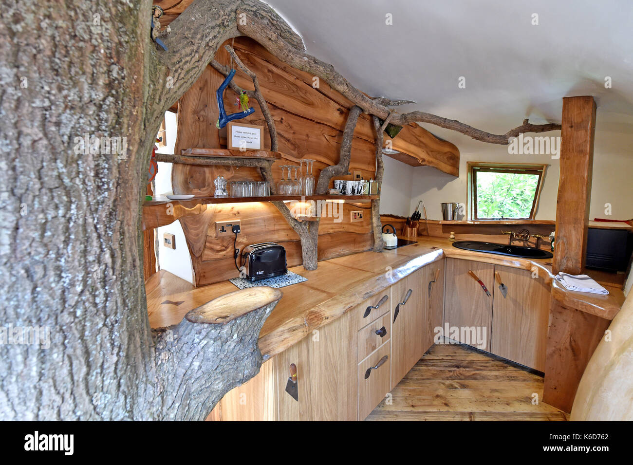 Genève à Sussex, UK. 12 sep, 2017. Une nouvelle maison de l'arbre a été dévoilé au Salon de Genève à camping bois blackberry à Sussex . Le nouveau quartier maison de l'arbre appelé vrac a été construit par Tim Johnson propriétaire du camping et est plus grande que l'original à côté maison de l'arbre appelé pêle . le camping insolite est bien connu pour avoir un bus de Londres et d'un vieux hélicoptères wessex où les gens peuvent aussi séjourner dans un cadre paisible niché juste au nord du parc national des South Downs crédit : Simon dack/Alamy live news Banque D'Images