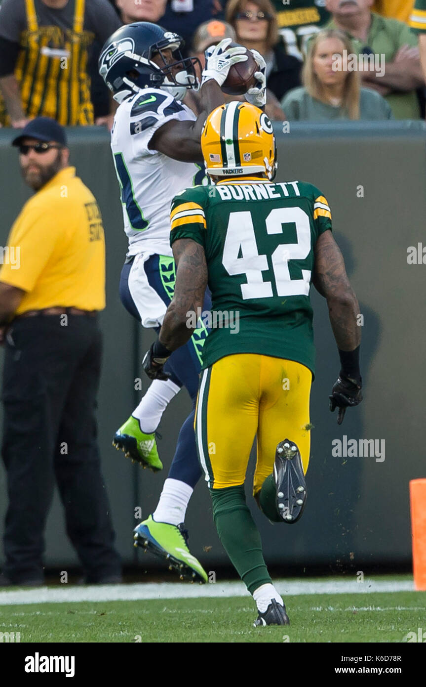 Green Bay, WI, USA. Sep 10, 2017. Green Bay Packers strong safety Morgan Burnett # 42 pousse un récepteur Seahawk hors des limites de la zone de but au cours de la NFL football match entre les Seattle Seahawks et les Packers de Green Bay à Lambeau Field de Green Bay, WI. Green Bay Seattle défait 17-9. John Fisher/CSM/Alamy Live News Banque D'Images