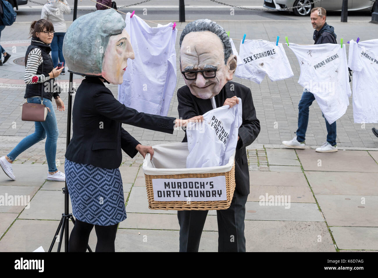 Londres, Royaume-Uni. Sep 12, 2017 manifestants masqués. devant le Parlement pour l'annonce du renvoi aux autorités de la concurrence du 21e siècle fox offre pour sky crédit : Ian Davidson/Alamy live news Banque D'Images