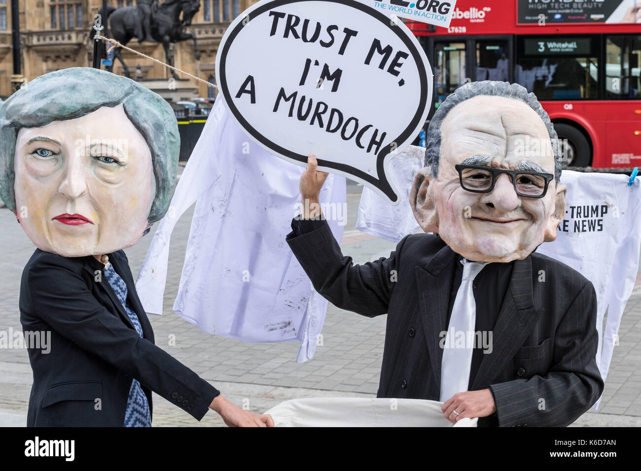 Londres, Royaume-Uni. Sep 12, 2017 manifestants masqués. devant le Parlement pour l'annonce du renvoi aux autorités de la concurrence du 21e siècle fox offre pour sky crédit : Ian Davidson/Alamy live news Banque D'Images