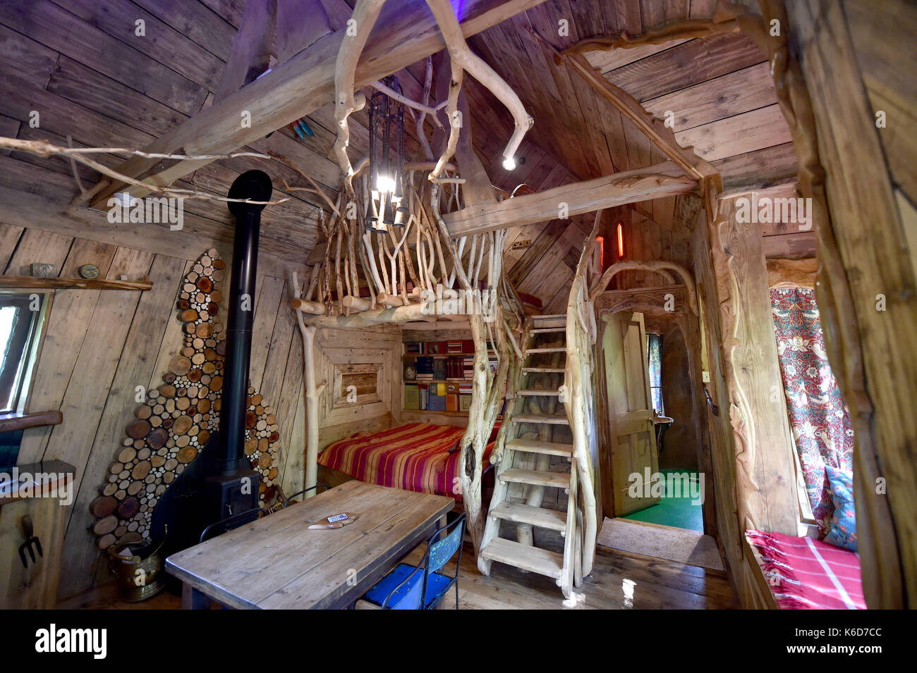 Genève à Sussex, UK. 12 sep, 2017. pêle maison de l'arbre à côté d'une nouvelle maison de l'arbre dévoilée au camping bois blackberry de Genève à Sussex . Le nouveau quartier maison de l'arbre appelé vrac a été construit par Tim Johnson propriétaire du camping et est plus grande que l'original à côté maison de l'arbre appelé pêle . Crédit : Simon dack/Alamy live news Banque D'Images