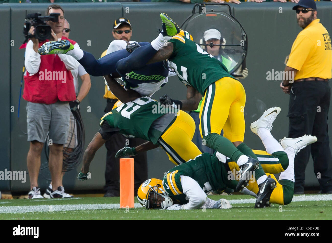 Green Bay, WI, USA. Sep 10, 2017. Une foule d'emballeur défensifs pousser hors des limites d'un récepteur Seahawk avant qu'il récupère ses pieds vers le bas dans la zone des buts au cours de la NFL football match entre les Seattle Seahawks et les Packers de Green Bay à Lambeau Field de Green Bay, WI. Green Bay Seattle défait 17-9. John Fisher/CSM/Alamy Live News Banque D'Images