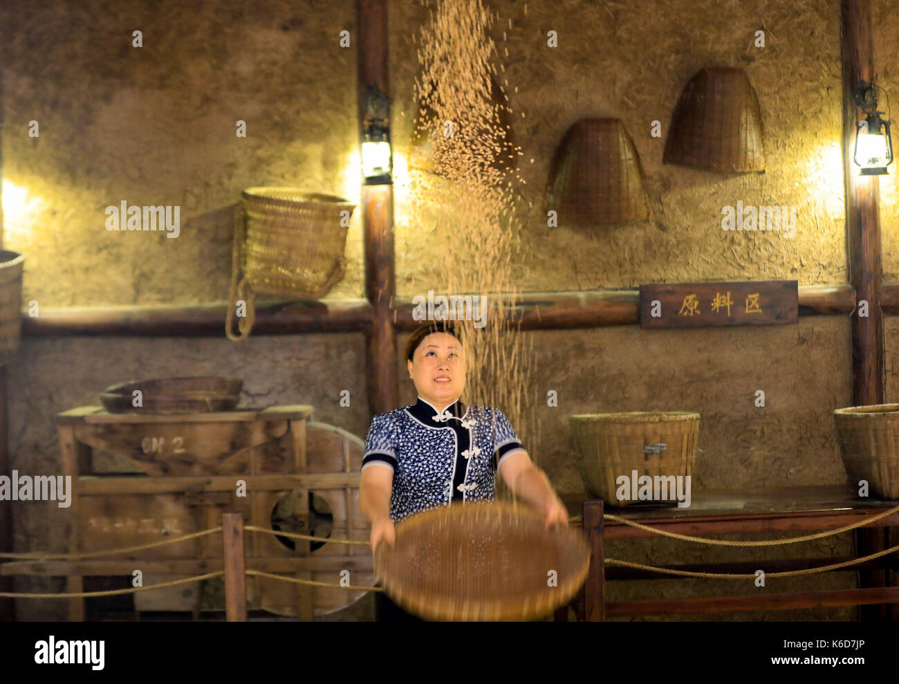 (170912) -- nanchong, sept. 12, 2017 (Xinhua) -- li hua élimine les impuretés à un chuanbeiliangfen restaurant à Nanchong, sud-ouest de la province chinoise du Sichuan, sept. 11, 2017. li hua, un héritier d'chuanbeiliangfen, également appelé clear les nouilles dans la sauce chili, un patrimoine culturel immatériel de la province du Sichuan, se sont attachés à cette collation spéciale puisqu'elle avait 18 ans. chuanbeiliangfen maintenant est devenu une marque célèbre. Merci à Lanzhou-chongqing railway, routes express et d'internet, li a élargi son activité à plusieurs provinces et villes de Chine. Elle espère que son entreprise serait Banque D'Images