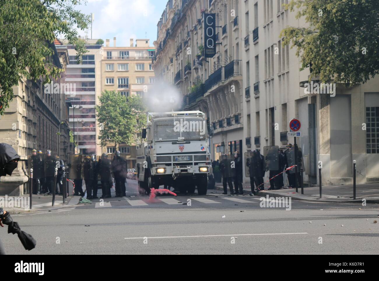 Paris, France. 12 sep, 2017. canon à eau est déployée après des affrontements à paris crédit : conall kearney/Alamy live news Banque D'Images