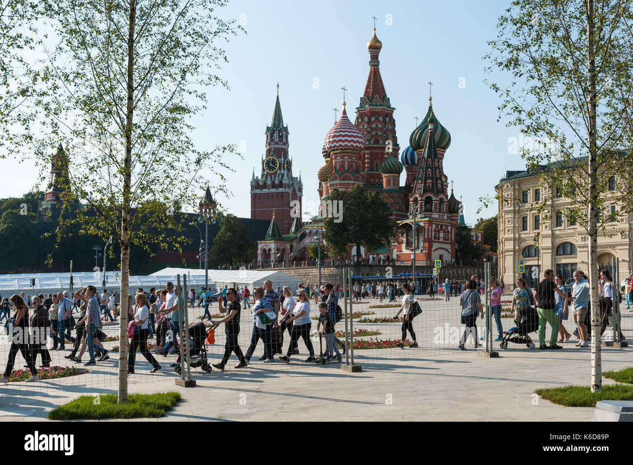 Moscou, Russie. 12 sep, 2017. Le nouveau parc paysage zaryadye (la zone au-delà de la Merchants' rangées) s'ouvre par le Kremlin à la place de l'hôtel démoli la Russie. Le parc a été développé sous la supervision de l'american design studio diller scofidio  + renfro. Il représente quatre zones climatiques de la Russie et de l'hôtel, philharmonia contient, de musées et d'autres objets. Une grande zone piétonne pont cantilever permet aux visiteurs à pied sur la rivière de Moscou. personnes non identifiées dans le nouveau parc. crédit : Alex's pictures/Alamy live news Banque D'Images