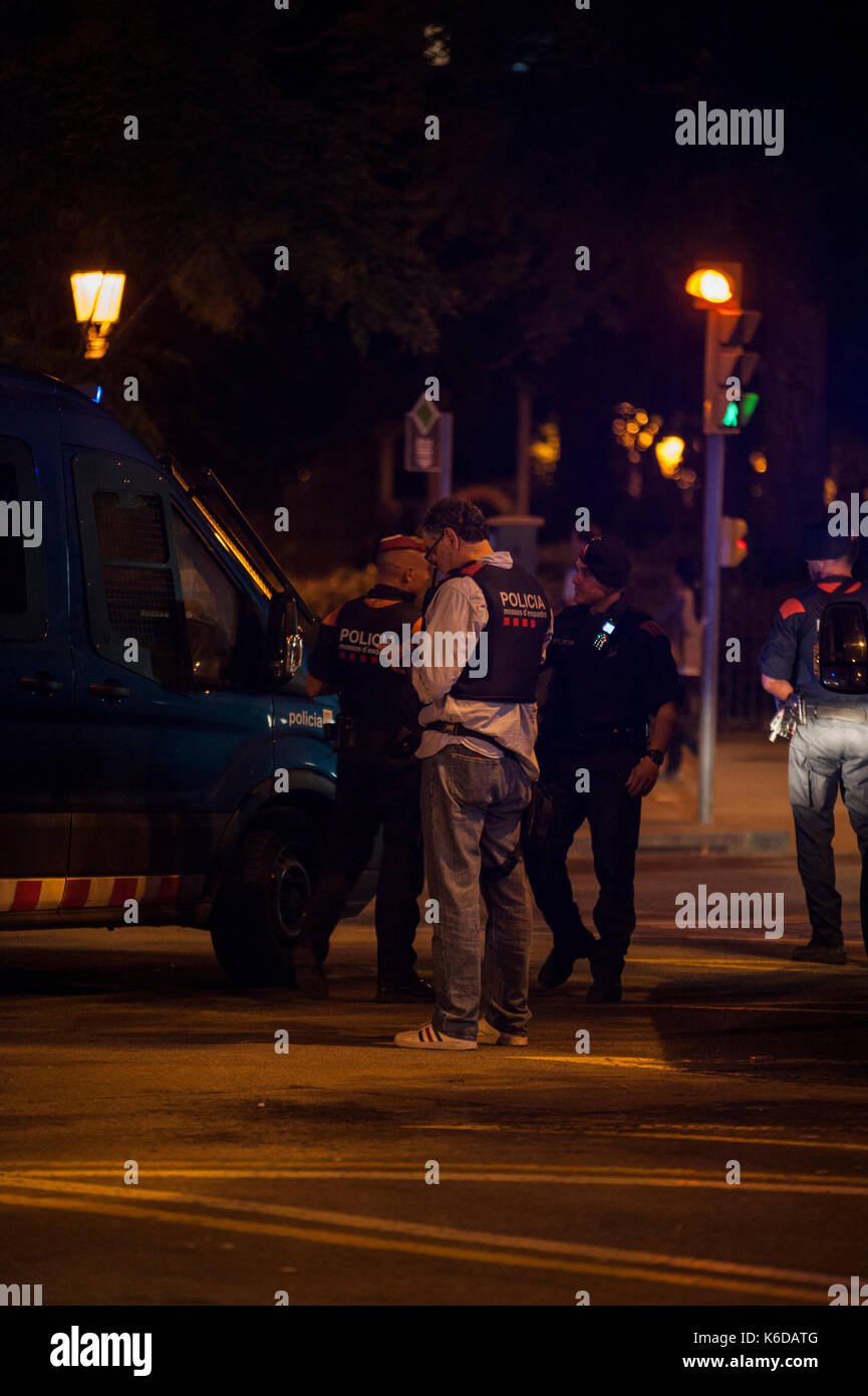 Barcelone, Catalogne. 12 septembre 2017. Espagne. 12 septembre 2017. Les travailleurs des magasins proches de la famille sainte retournent à leurs entreprises une fois que la police a été en cordon. Crédit : Charlie Perez/Alay Live News Banque D'Images