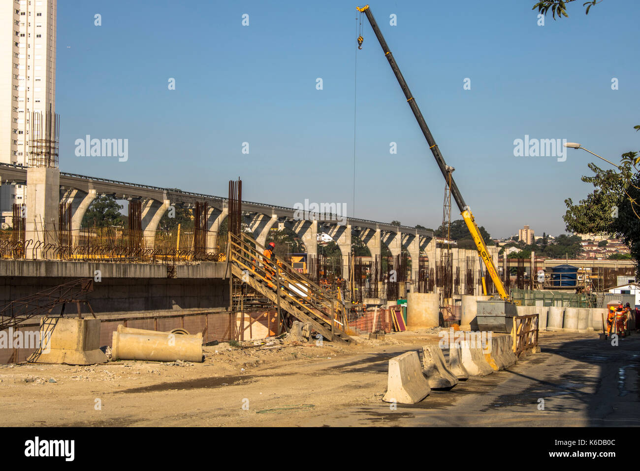 São Paulo, SP, BRÉSIL, 09/12/2017. Les travailleurs de la construction travaillent sur le espraiada agua patio de la ligne 17 - l'or du monorail, métro dans la zone sud de São Paulo, SP Banque D'Images