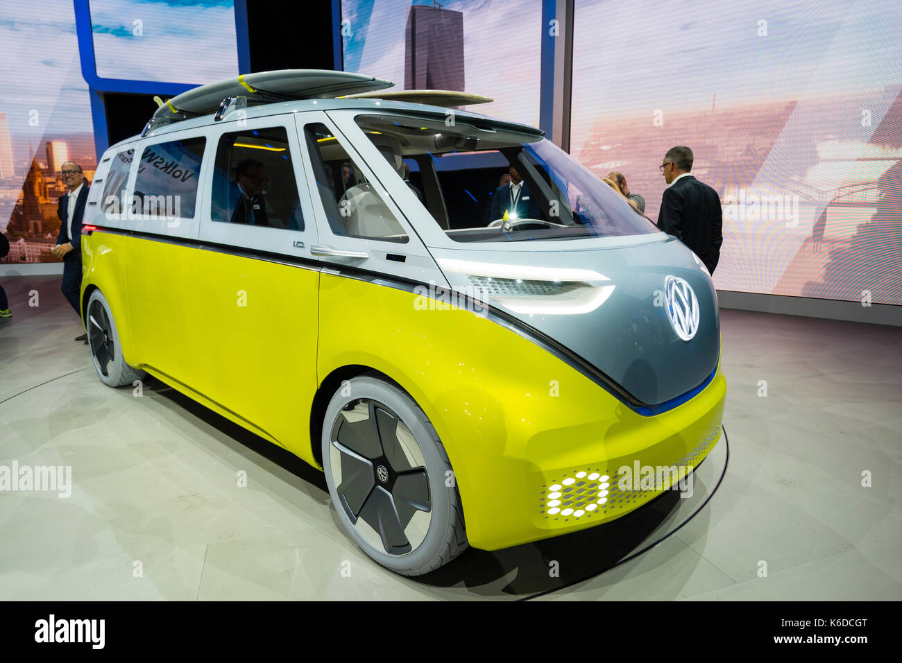 Francfort, Allemagne. , Salon de Francfort 2017 journée presse aperçu derniers véhicules au plus grand salon de l'automobile. véhicule électrique concept par Volkswagen, vw id buzz. crédit : iain masterton/Alamy live news Banque D'Images