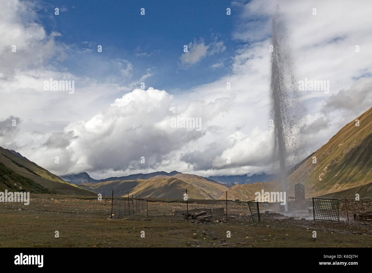 Un geyser d'eau minérale dans la vallée de Truso en Géorgie, en regardant vers les montagnes marquant la frontière géorgienne russe. Banque D'Images Un geyser d'eau minérale dans la vallée de Truso en Géorgie, en regardant vers les montagnes marquant la frontière géorgienne russe. Banque D'Images