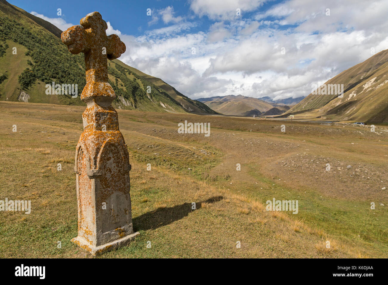 Vue imprenable sur la vallée de Truso en Géorgie, en regardant vers la frontière russe. Pierre tombale marquant un grave dans le premier plan. Banque D'Images Vue imprenable sur la vallée de Truso en Géorgie, en regardant vers la frontière russe. Pierre tombale marquant un grave dans le premier plan. Banque D'Images