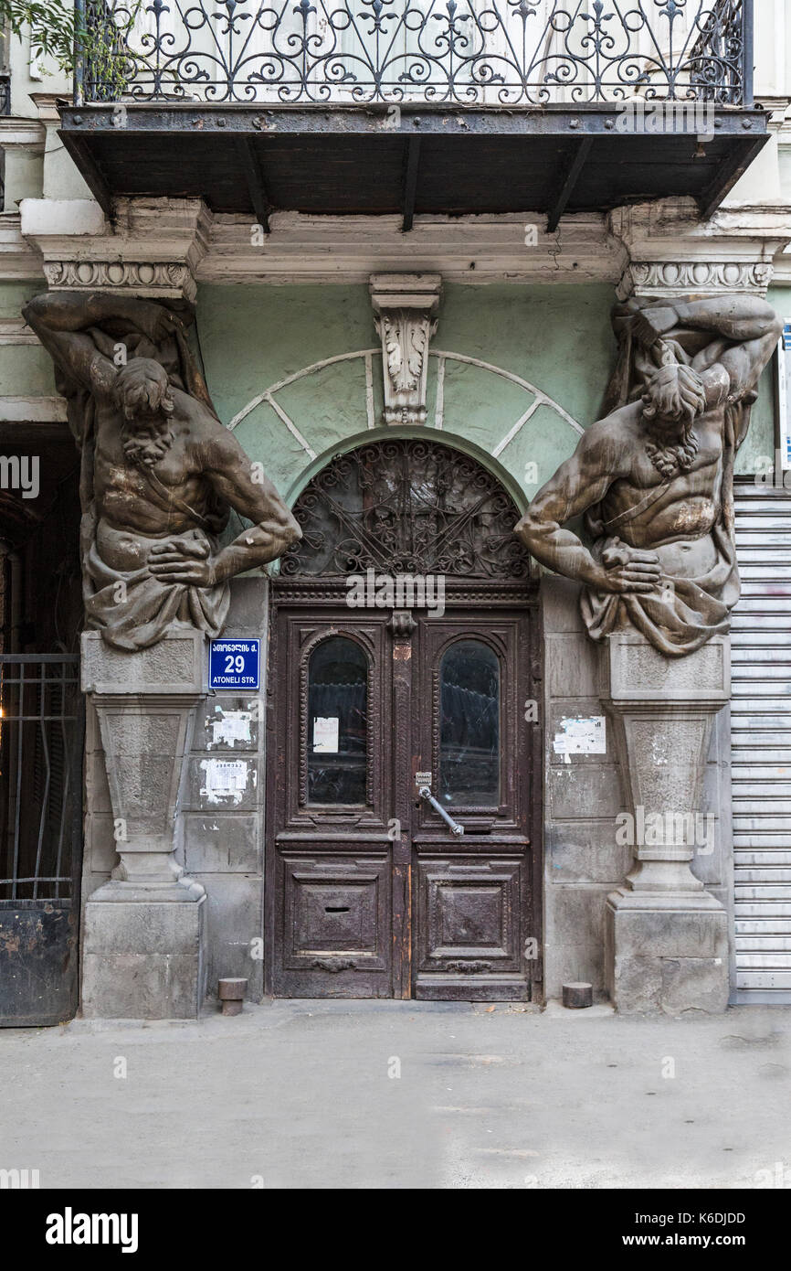 Porte ouvragée dans un bâtiment de la vieille partie de la ville de Tbilissi en Géorgie. Banque D'Images