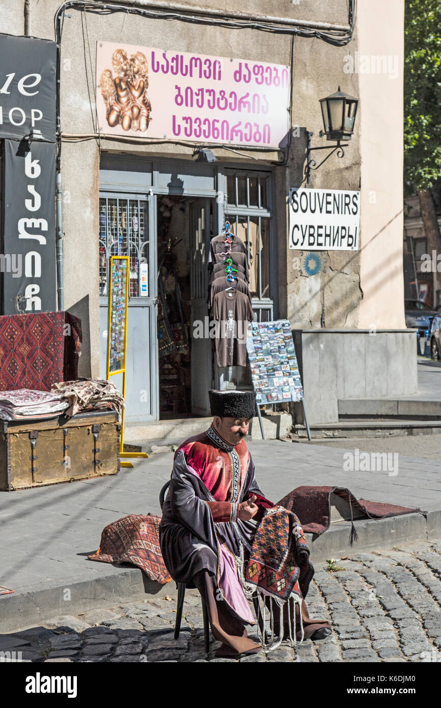 Boutique dans le centre de Tbilissi, Géorgie, la vente des tapis, tapis et autres textiles locaux et de souvenirs. L'extérieur Mannequinn habillés en costume local. Banque D'Images
