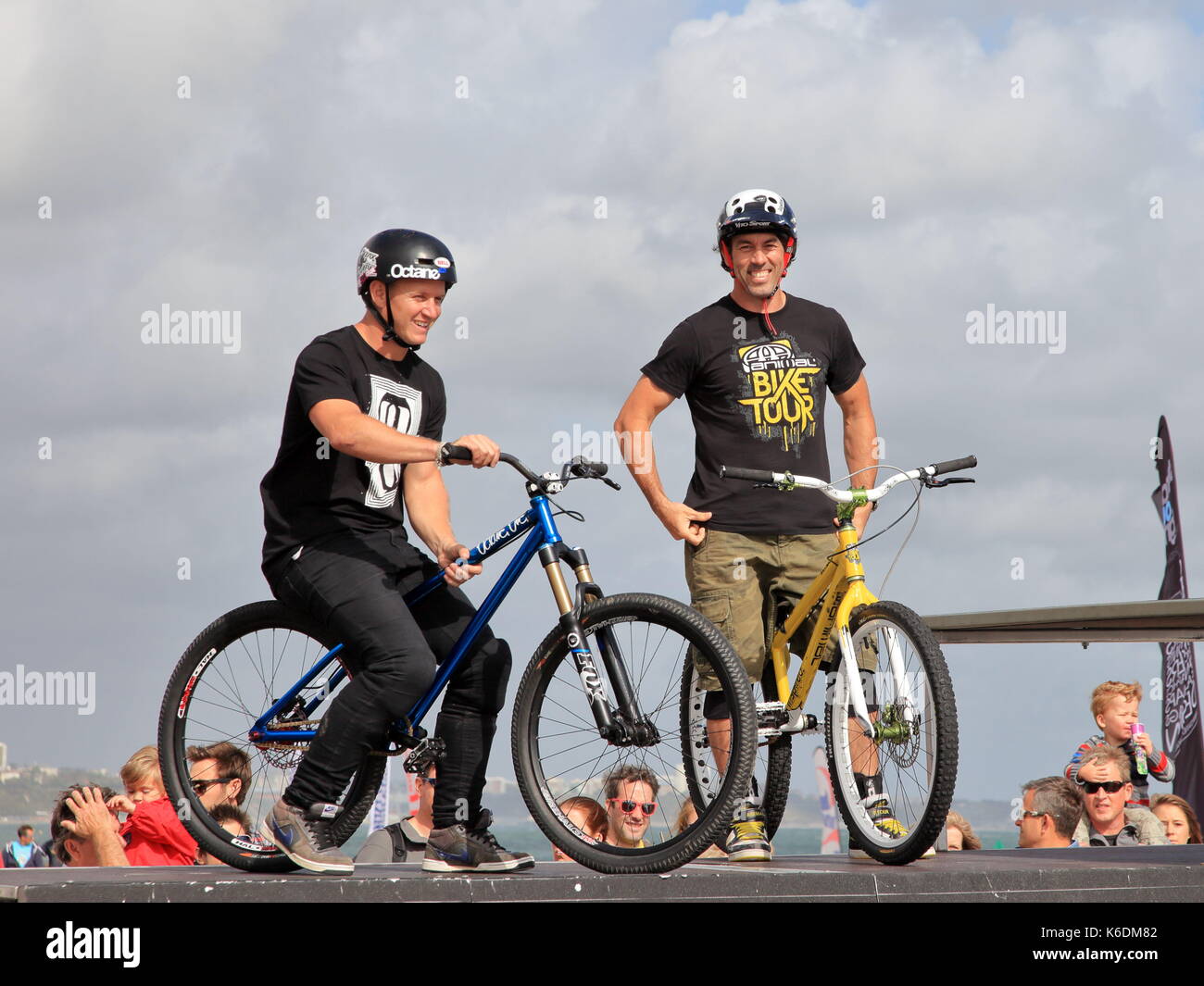 Antics, activités, des sensations fortes et d'excitation à l'animal les vêtements de plein air promotion vélo stunt afficher lors de l'Assemblée windfest, sandbanks Poole, uk Banque D'Images