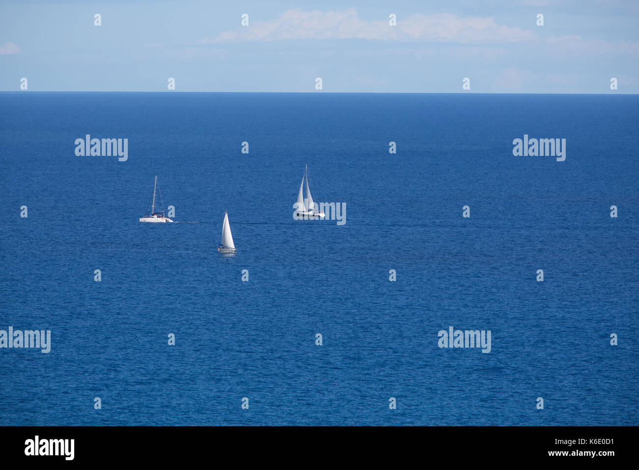 L'Europe, Espagne, Baléares, Mallorca, Canyamel - Silence sentiment - vous voir au loin les voiliers sur la mer Banque D'Images