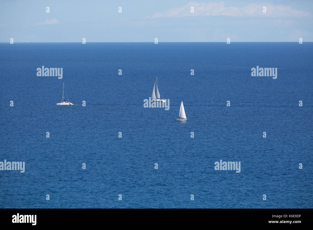 L'Europe, Espagne, Baléares, Mallorca, Canyamel - Silence sentiment - vous voir au loin les voiliers sur la mer Banque D'Images