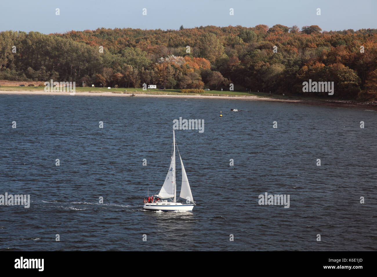 Un petit yacht naviguant dans le port de Kiel, Allemagne du nord Banque D'Images Un petit yacht naviguant dans le port de Kiel, Allemagne du nord Banque D'Images