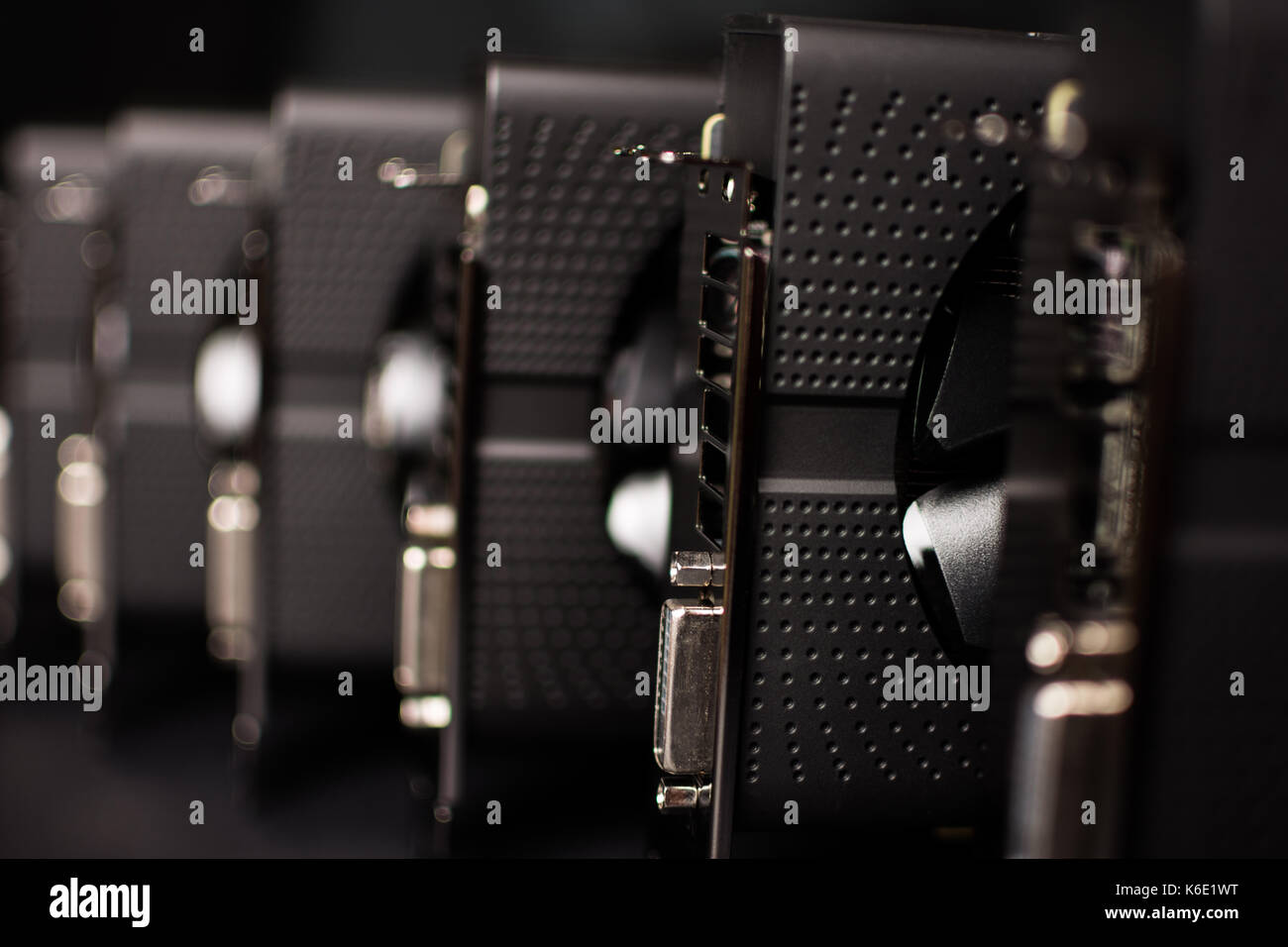 Les cartes graphiques de l'ordinateur à l'aide de la mienne cryptocurrency pièces numériques Banque D'Images