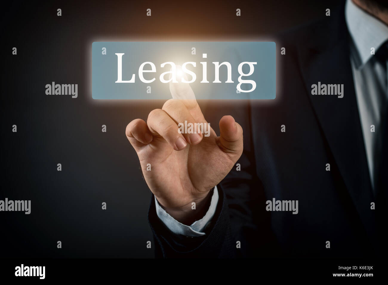 Appuie sur le bouton d'affaires location d'équipement sur les écrans virtuels. d'affaires, la technologie, internet et réseau concept. Banque D'Images
