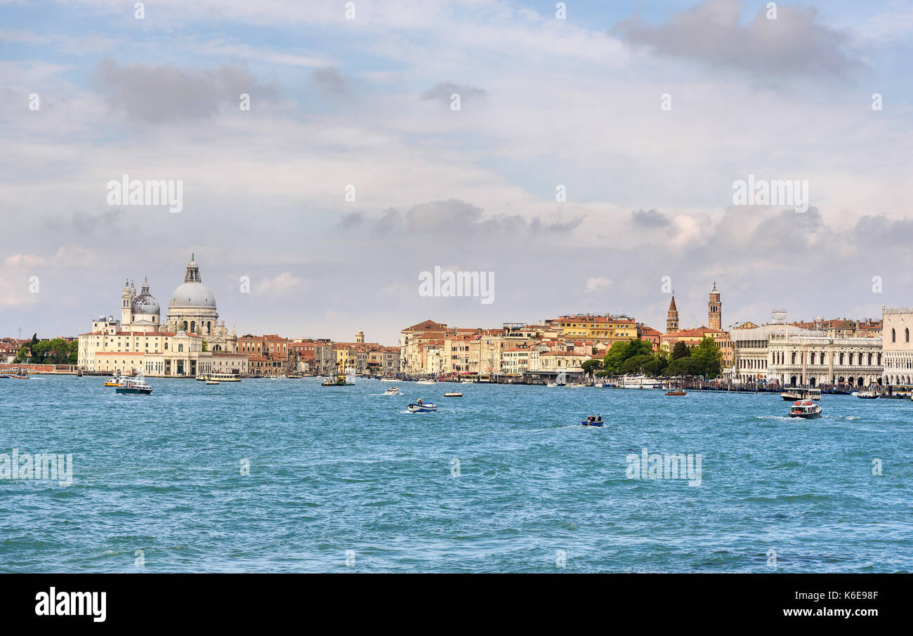 Vue panoramique du grand canal avec la basilique de Santa Maria della Salute, Venise, Italie Banque D'Images