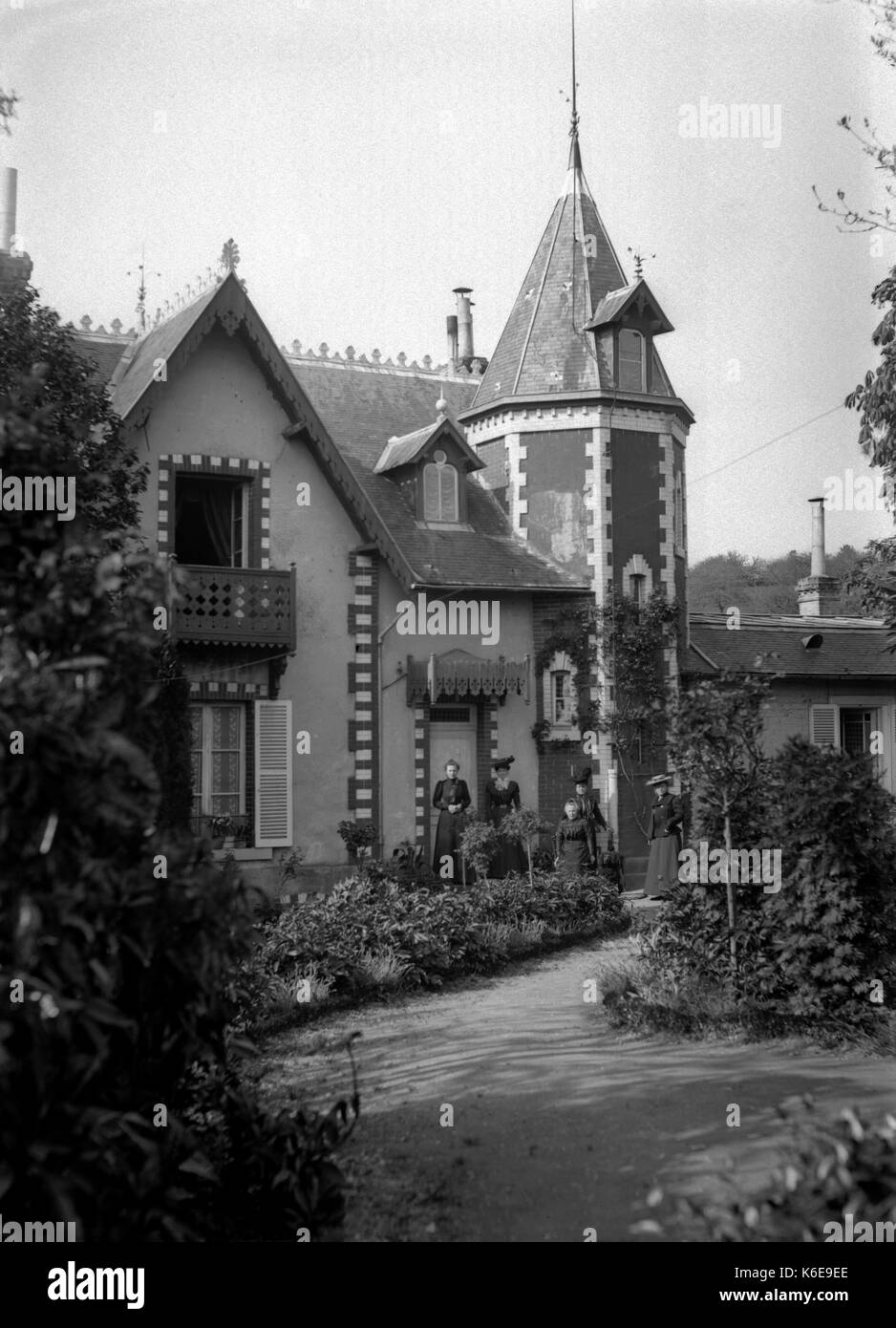 AJAXNETPHOTO. 1891-1910 (ENVIRON). SAINT-LO, NORMANDIE, FRANCE. - MAISON ET JARDINS AVEC UN GROUPE DE DAMES DEBOUT À L'EXTÉRIEUR. MAISON TOUJOURS SUR LA RUE DE CARENTAN - 381 VOIE DE LA LIBERTE - EN 2023. PHOTOGRAPHE :INCONNU © DROITS D'AUTEUR DE L'IMAGE NUMÉRIQUE AJAX VINTAGE PICTURE LIBRARY SOURCE : AJAX VINTAGE PICTURE LIBRARY COLLECTION REF :AVL FRA 1890 01 Banque D'Images