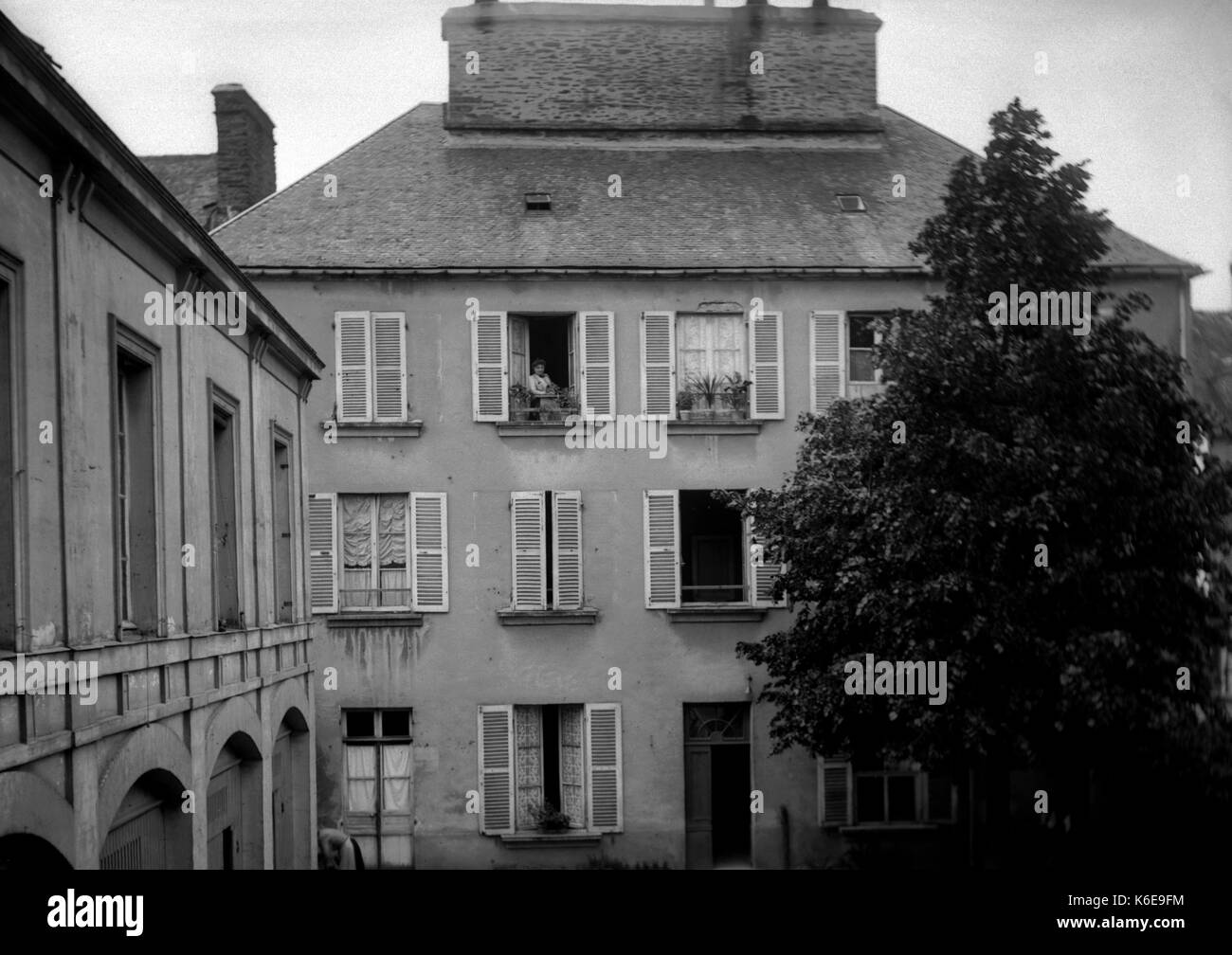 AJAXNETPHOTO. 1891-1910 (environ).SAINT-LO, région Normandie, en France. - Fenêtre à volets RÉSIDENTIEL FRANÇAIS PROPRIÉTÉ AVEC UNE FEMME À PARTIR DE L'ÉTAGE SUPÉRIEUR. Photographe:Inconnu © COPYRIGHT DE L'IMAGE NUMÉRIQUE PHOTO VINTAGE AJAX AJAX BIBLIOTHÈQUE SOURCE : VINTAGE PHOTO LIBRARY COLLECTION REF:AVL   1890 08 FRA Banque D'Images