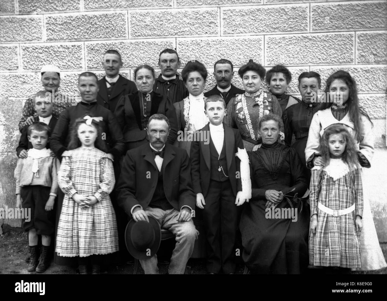 AJAXNETPHOTO. 1891-1910 (environ). SAINT-LO RÉGION, LA NORMANDIE. La France. - Une grande photo de groupe incluant éventuellement une famille et serviteurs. Photographe:Inconnu © COPYRIGHT DE L'IMAGE NUMÉRIQUE PHOTO VINTAGE AJAX AJAX BIBLIOTHÈQUE SOURCE : VINTAGE PHOTO LIBRARY COLLECTION REF:AVL   1890 11 FRA Banque D'Images