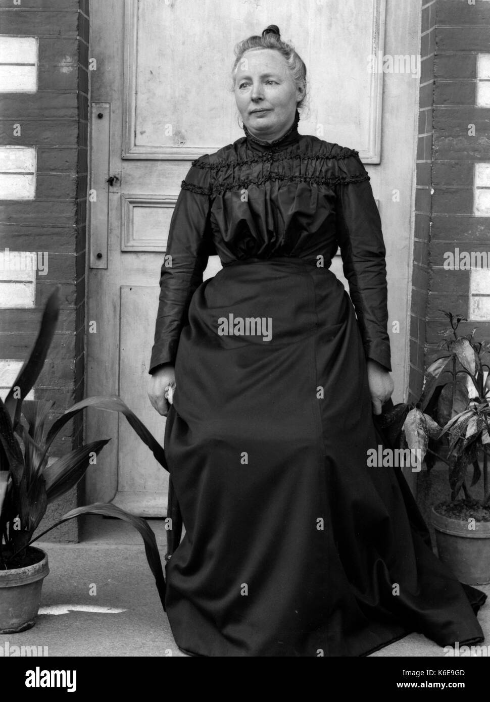 AJAXNETPHOTO. 1891-1910 (environ).SAINT-LO.NORMANDIE, RÉGION DE FRANCE. - Le PORTRAIT D'une femme assise à l'EXTÉRIEUR DANS UNE ROBE LONGUE. Photographe:Inconnu © COPYRIGHT DE L'IMAGE NUMÉRIQUE PHOTO VINTAGE AJAX AJAX BIBLIOTHÈQUE SOURCE : VINTAGE PHOTO LIBRARY COLLECTION REF:AVL__FRA 1890_B29X1216 Banque D'Images