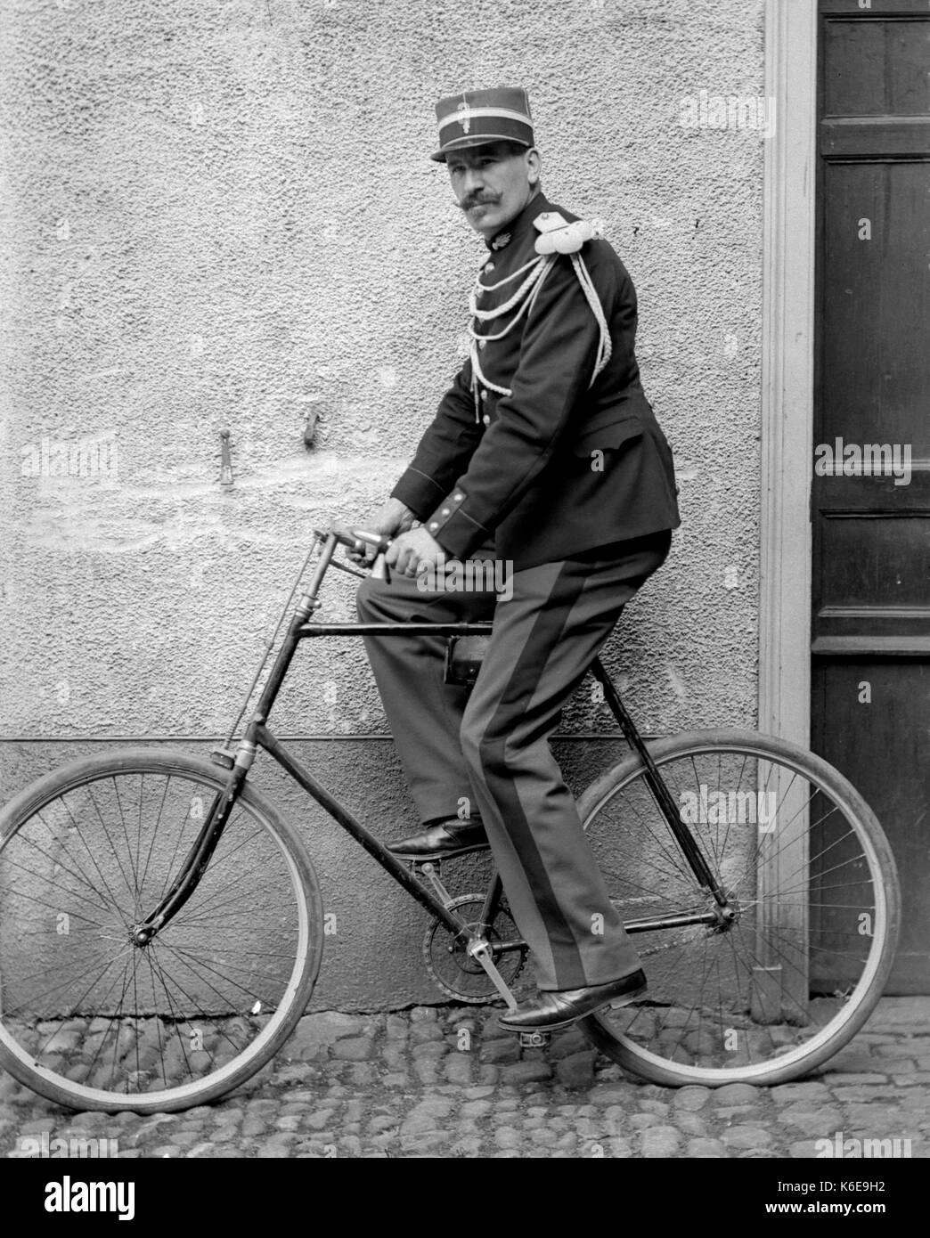 AJAXNETPHOTO. 1891-1910 (environ). SAINT-LO, région Normandie.FRANCE. - Homme SUR UN VÉLO habillés en uniforme de l'armée française datant de 1870 FRANCO-GUERRE prussien. Photographe:Inconnu © COPYRIGHT DE L'IMAGE NUMÉRIQUE PHOTO VINTAGE AJAX AJAX BIBLIOTHÈQUE SOURCE : VINTAGE PHOTO LIBRARY COLLECTION REF:AVL  FRA 1890 B29X1224 Banque D'Images